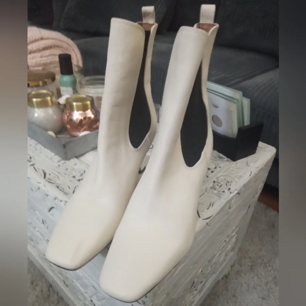 🆕⭐Sam Edelman winter white leather booties